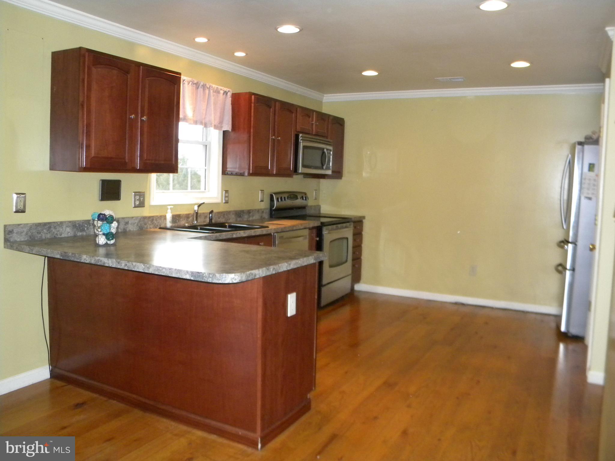 4520 Church Road Hampstead, MD 21074 - Photo 20 of 28 Roomy Kitchen w/adjoining Breakfast Area