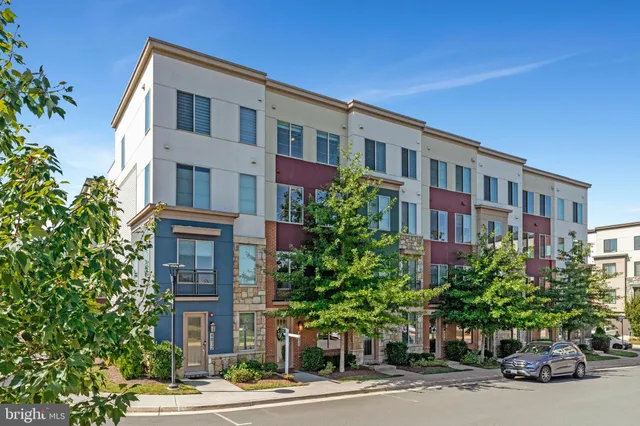 $3,300 | 4810 Garden View Lane, Chantilly, VA 20151