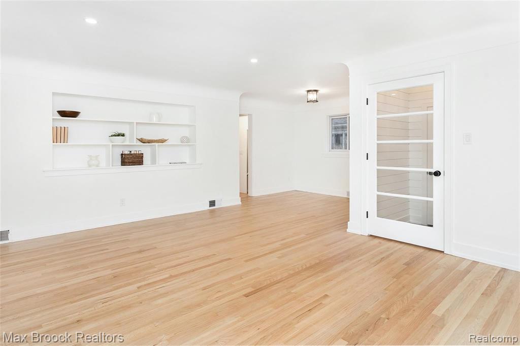 18346 Beverly Road Beverly Hills, MI 48025 - Photo 5 of 36