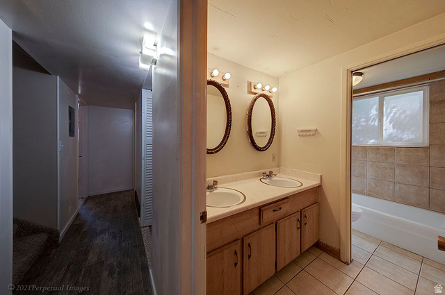 615 East Rose Tree Lane Moab, UT 84532 - Photo 24 of 40 Full bathroom.