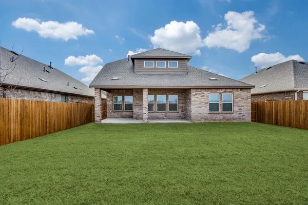 a view of a house with backyard