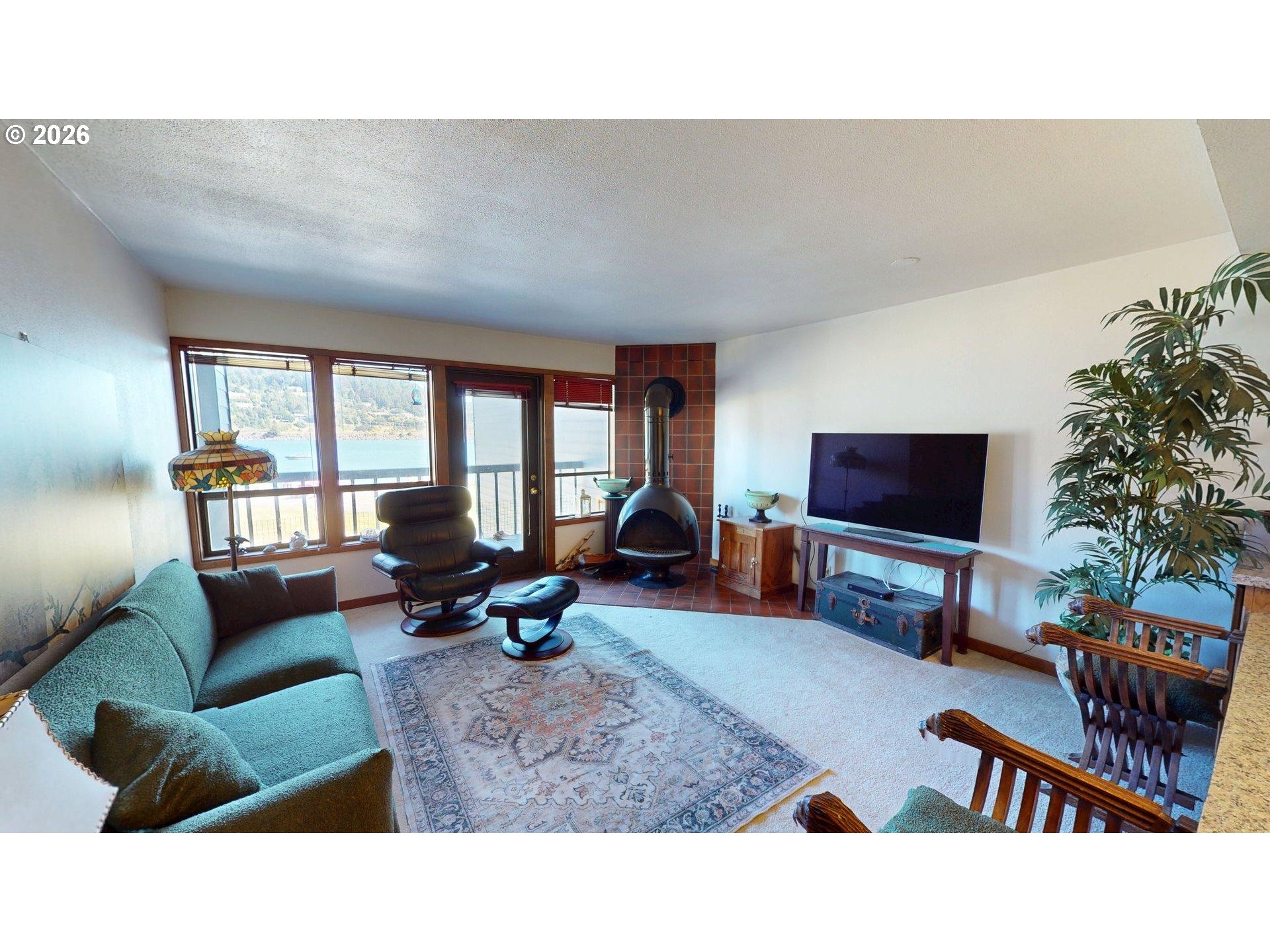 94304 Wedderburn Loop, Unit 414 Gold Beach, OR 97444 - Photo 3 of 19 Living Room