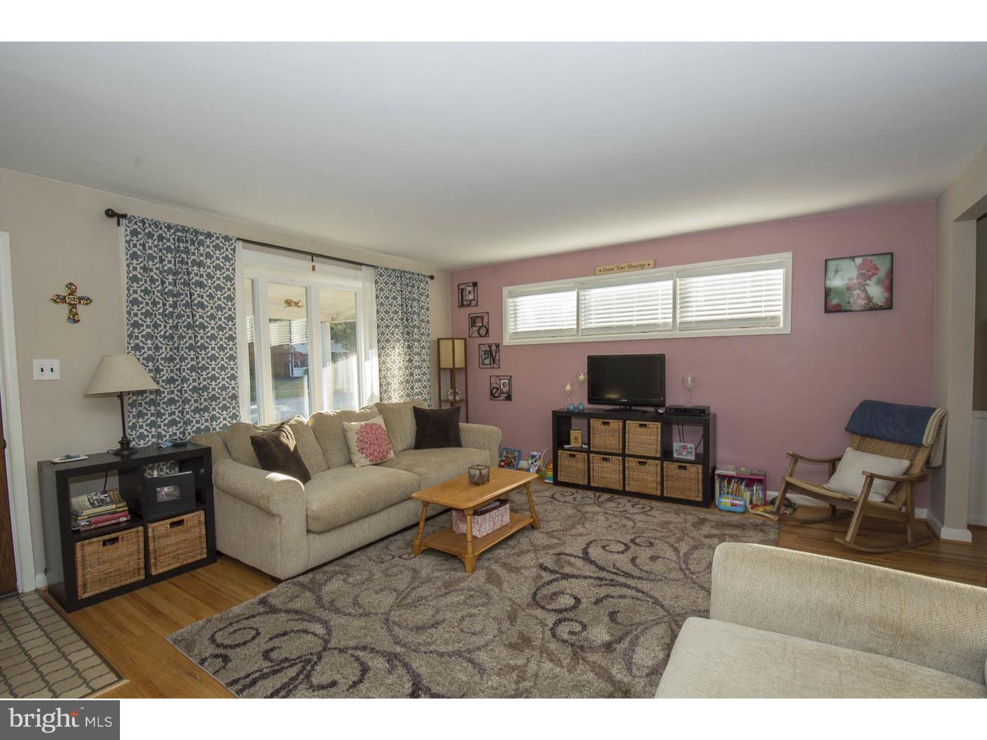 417 Rittenhouse Circle Havertown, PA 19083 - Photo 4 of 24 Living Room