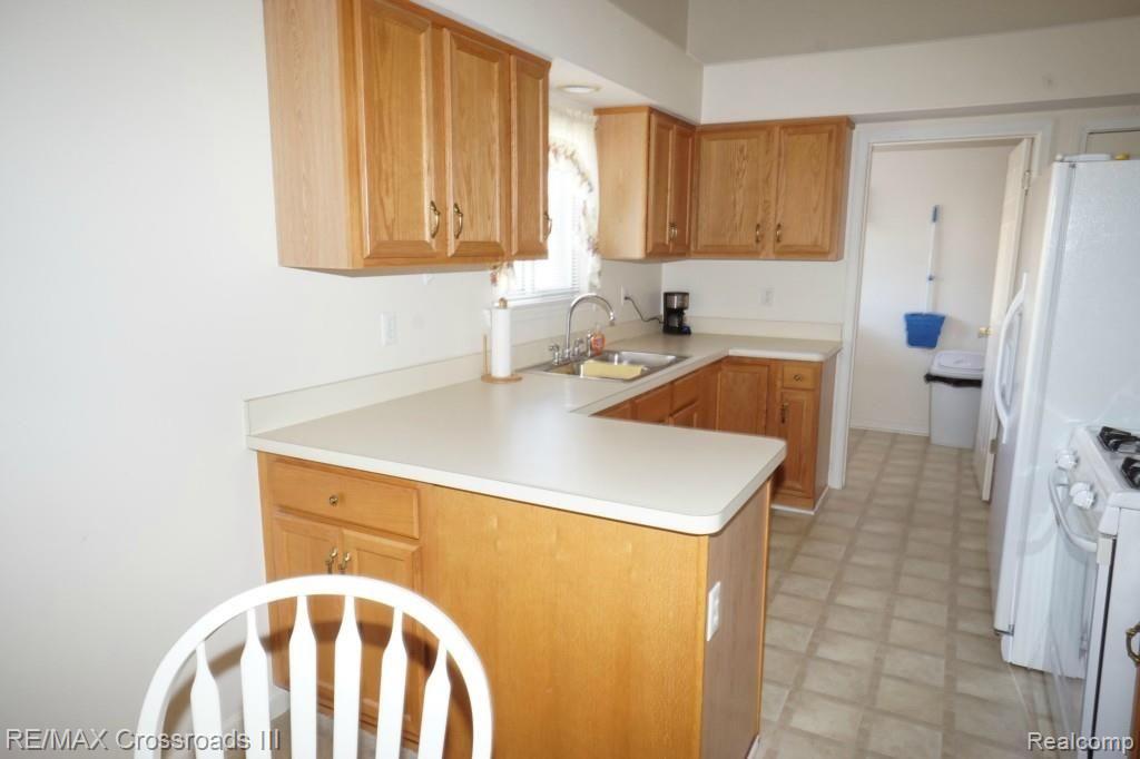 45888 Reedgrass Lane Belleville, MI 48111 - Photo 4 of 11 KITCHEN 2 X.jpg