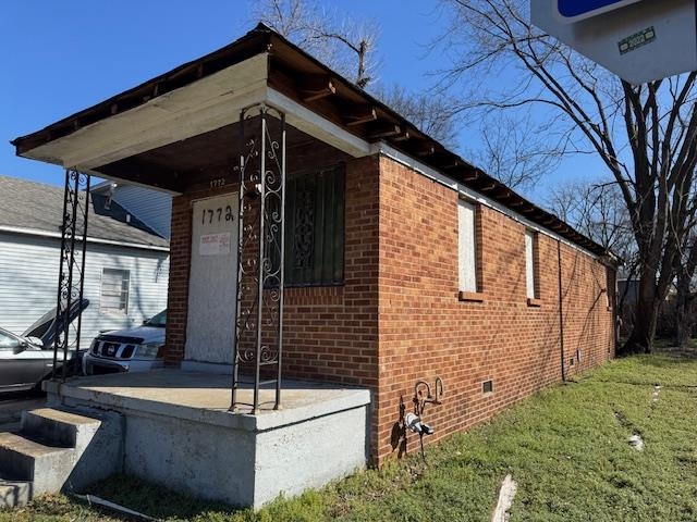 a view of house with backyard