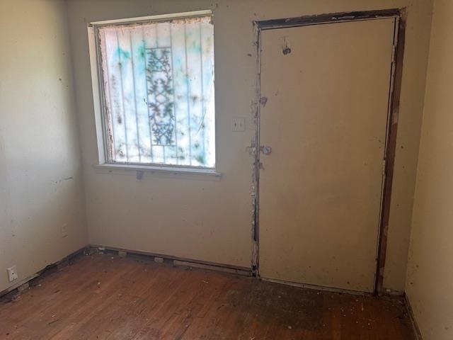 1772 Riverside Boulevard Memphis, TN 38109 - Photo 6 of 6 an empty room with a window