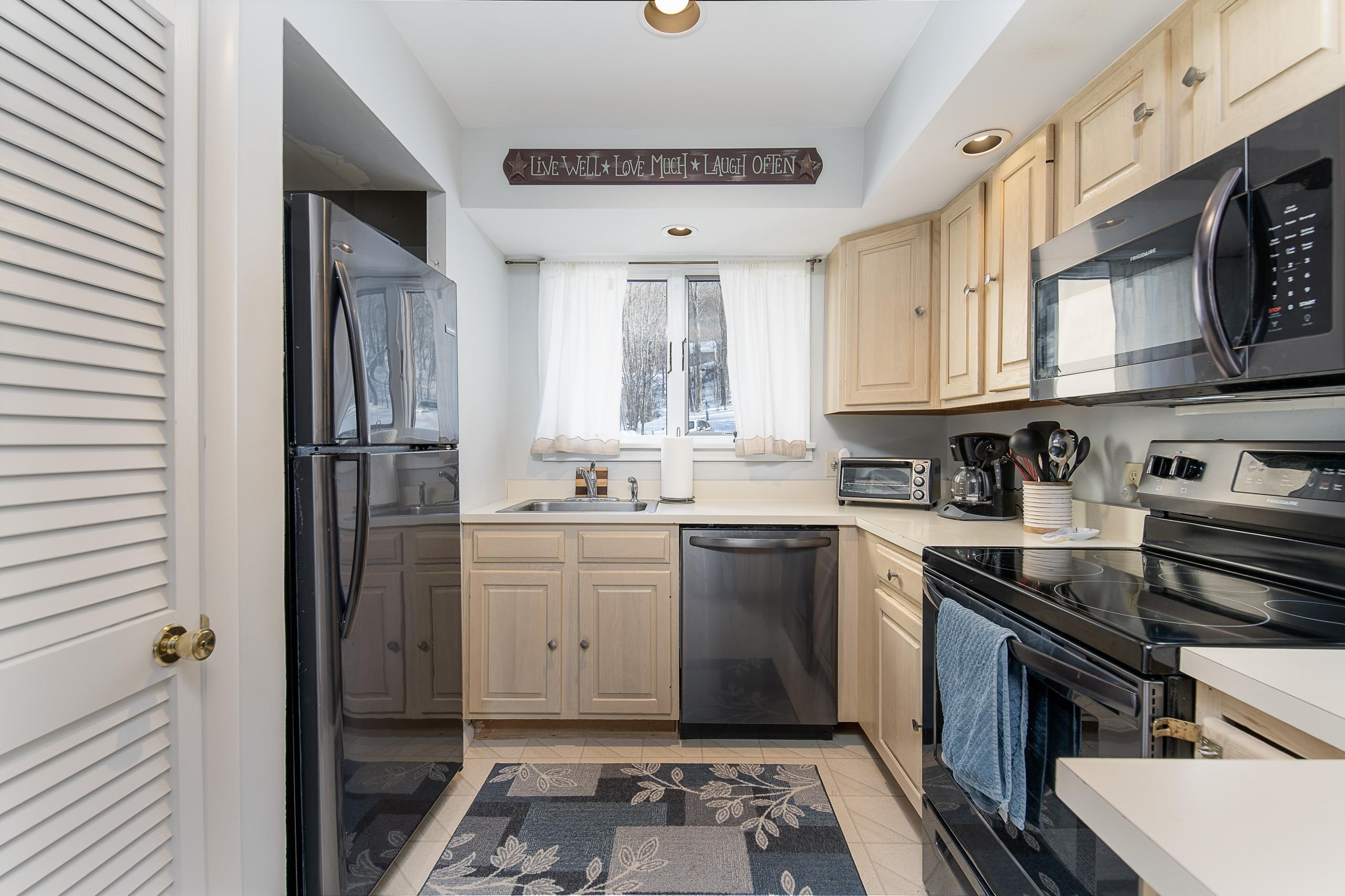 774 East Mountain Road, Unit D4 Killington, VT 05751 - Photo 5 of 32