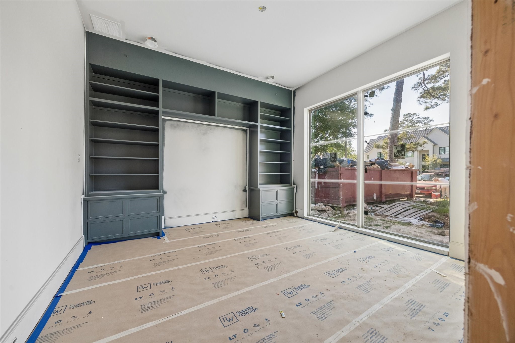 515 West 33rd Street Houston, TX 77018 - Photo 12 of 30 a room with walk in closet and window