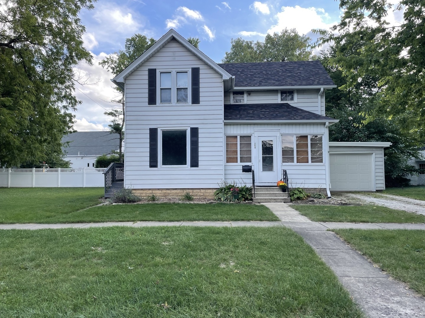 264 West 3rd Street Manteno, IL 60950 - Photo 2 of 29 a front view of a house with a yard