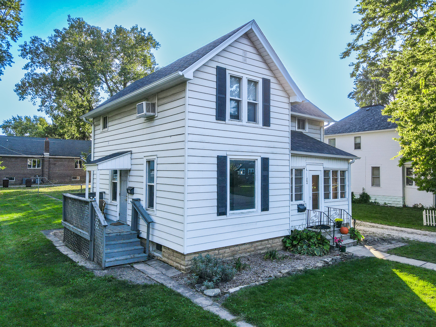 264 West 3rd Street Manteno, IL 60950 - Photo 4 of 29 a view of a house with a yard