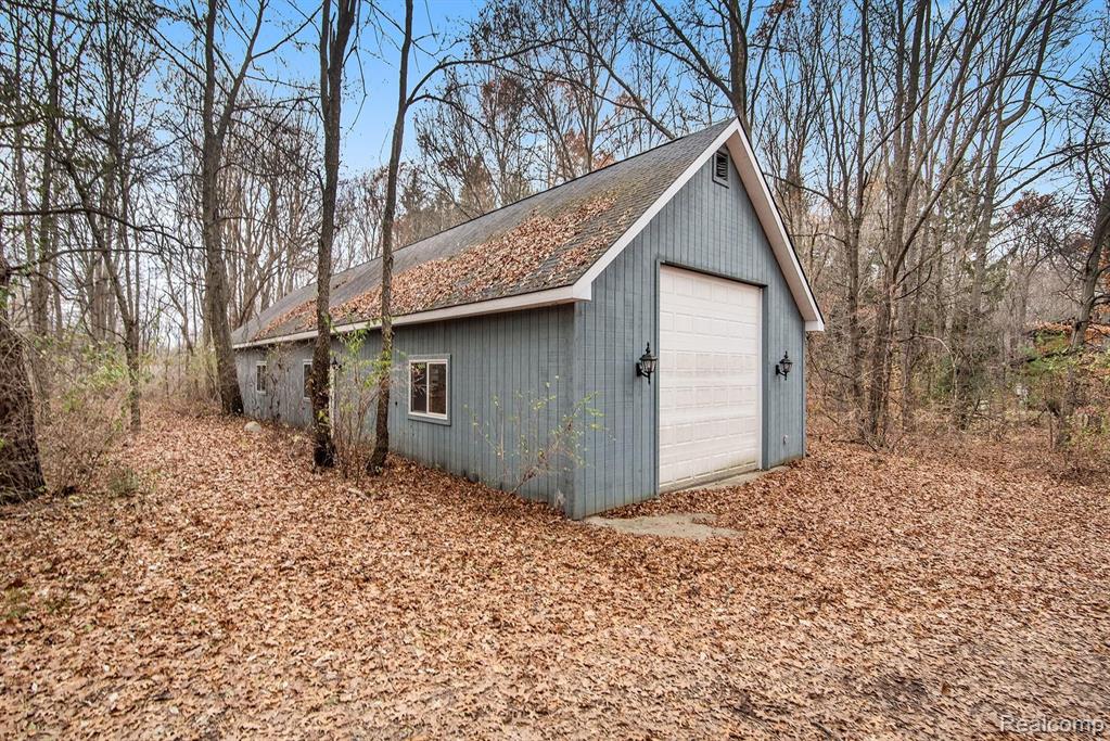 2401 Sullivan Road Oxford, MI 48371 - Photo 23 of 31