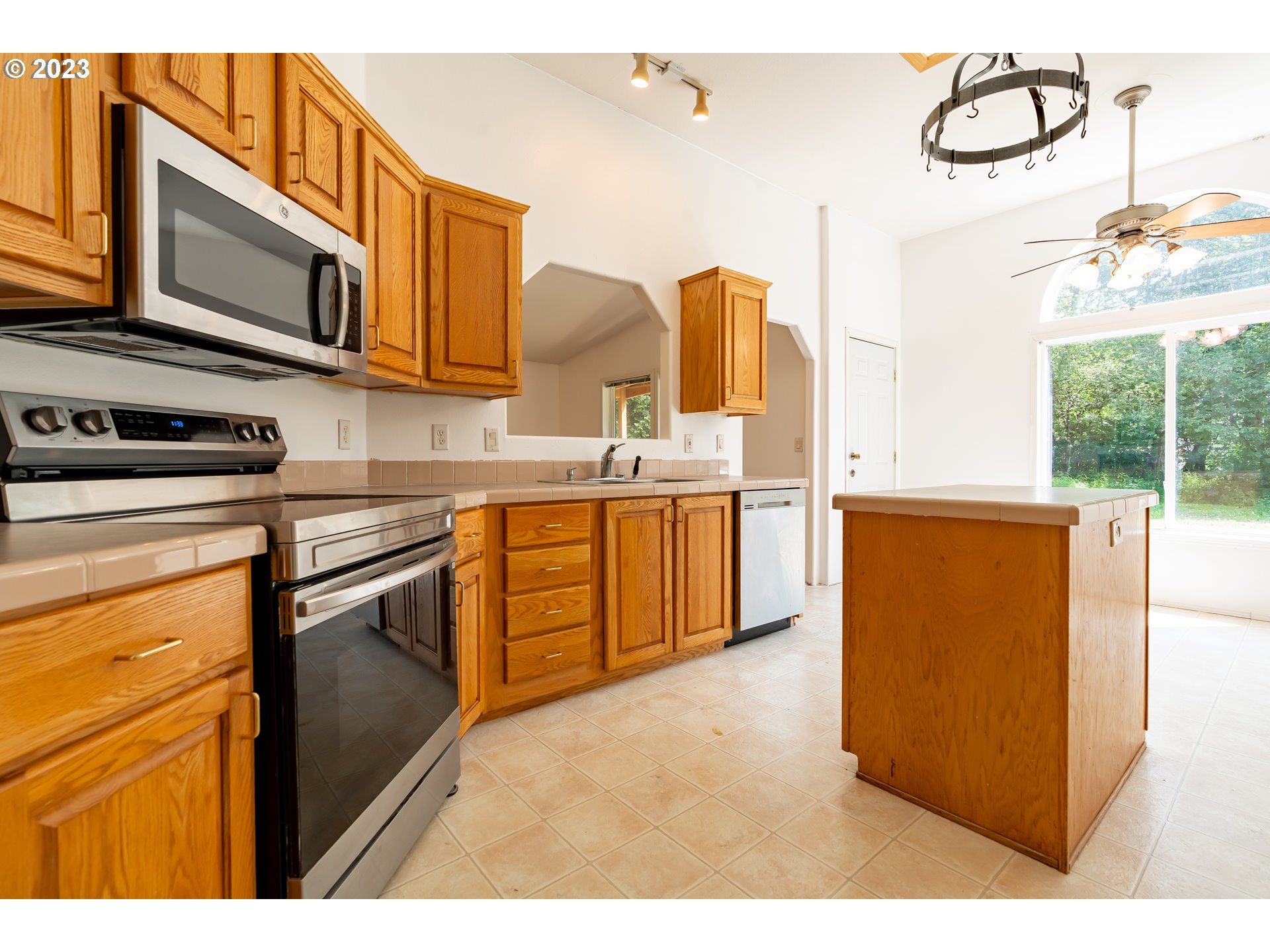 60929 Highway 26 Sandy, OR 97055 - Photo 16 of 38 a kitchen with stainless steel appliances granite countertop a stove a sink and a microwave