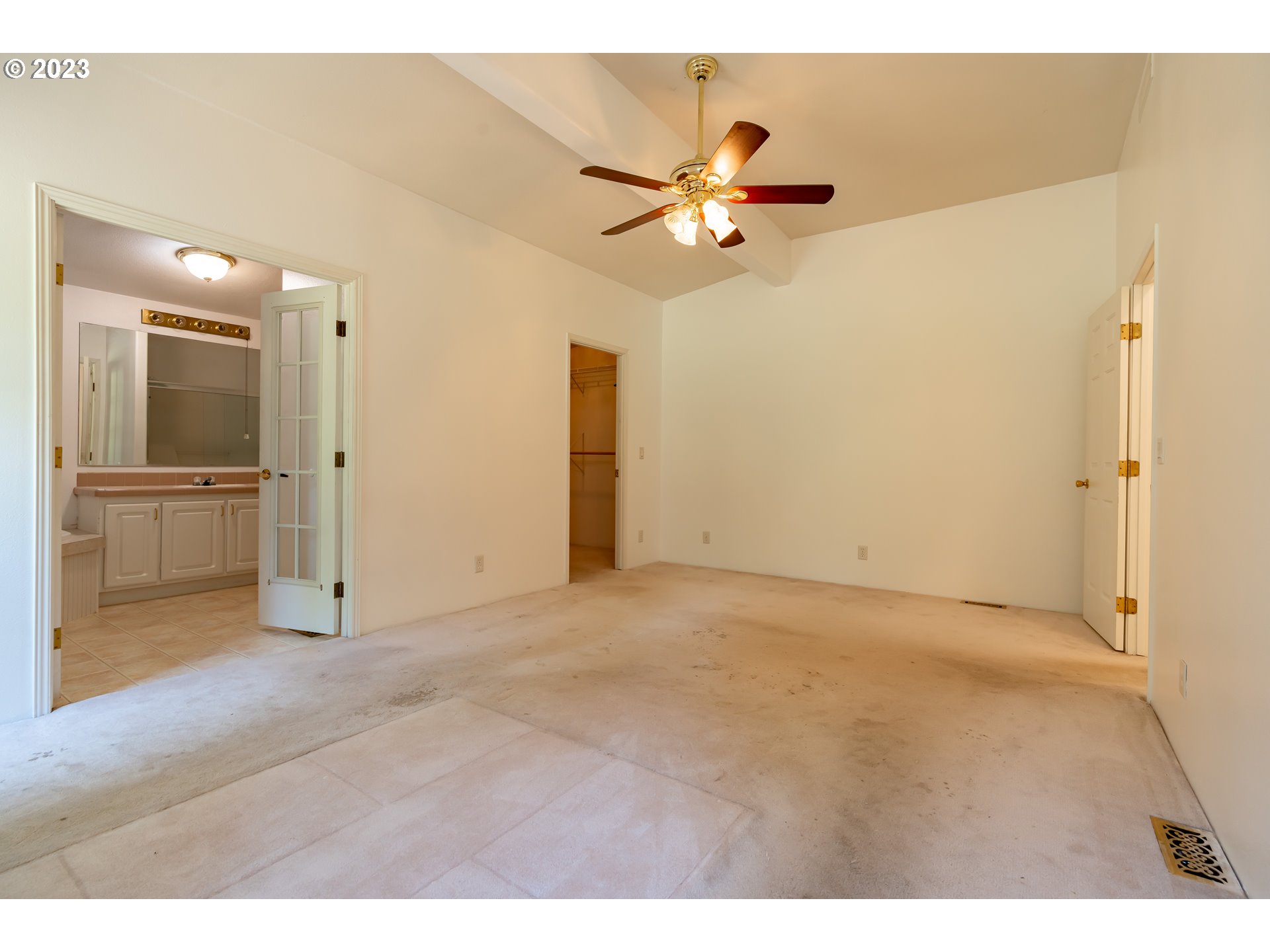 60929 Highway 26 Sandy, OR 97055 - Photo 23 of 38 a view of a big room with wooden floor and a chandelier fan