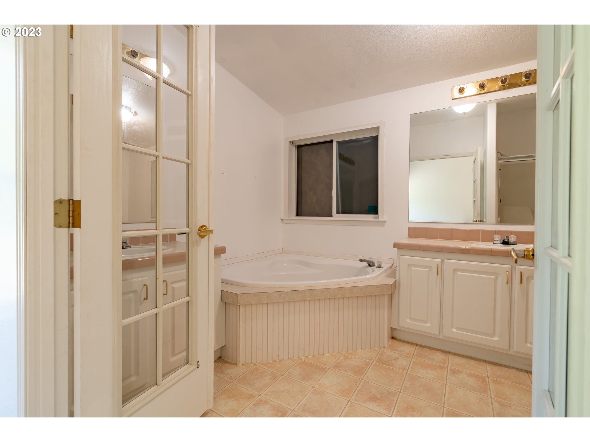 60929 Highway 26 Sandy, OR 97055 - Photo 25 of 38 a bathroom with a bathtub sink and mirror
