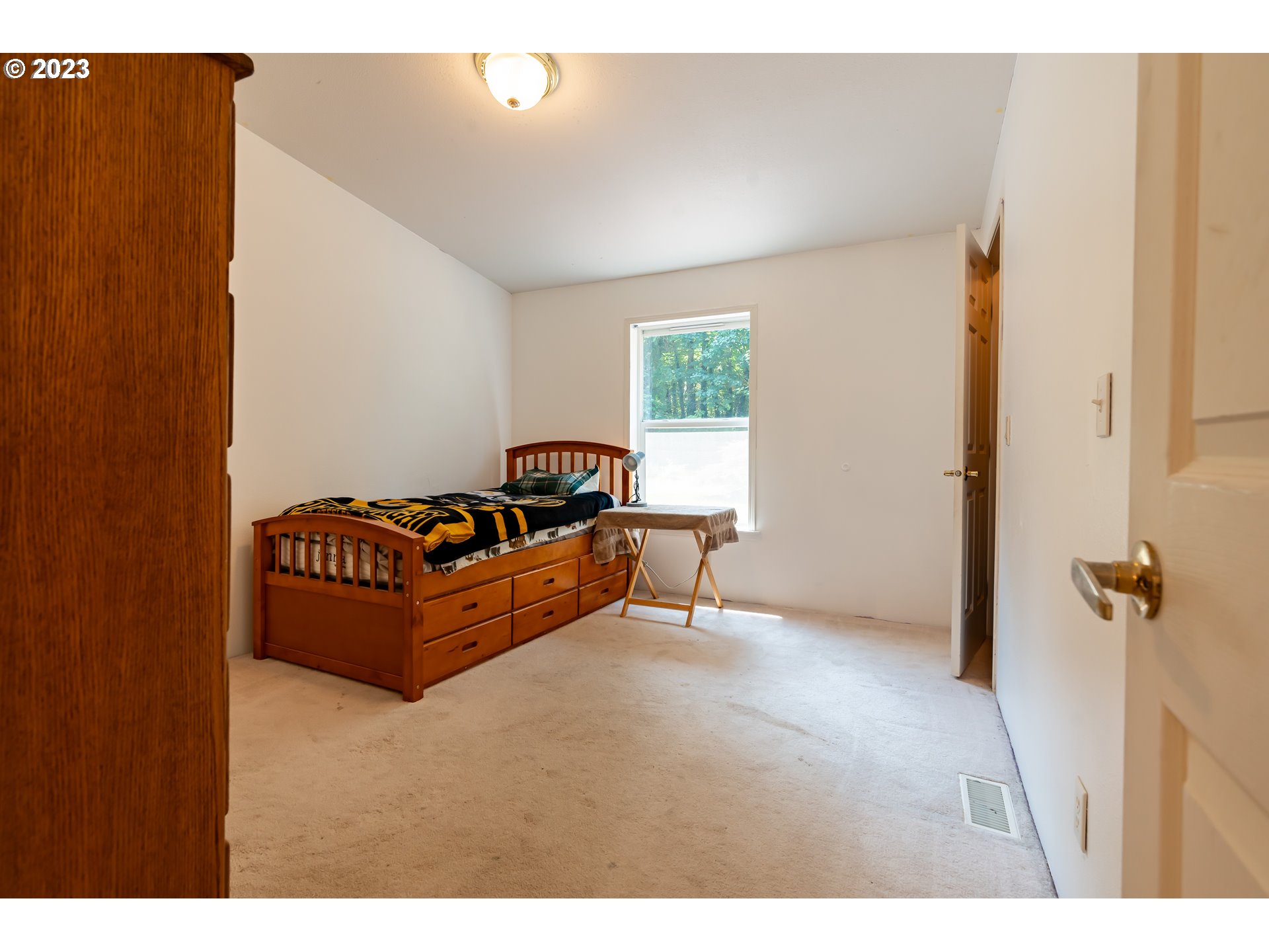 60929 Highway 26 Sandy, OR 97055 - Photo 28 of 38 a living room with furniture and a window