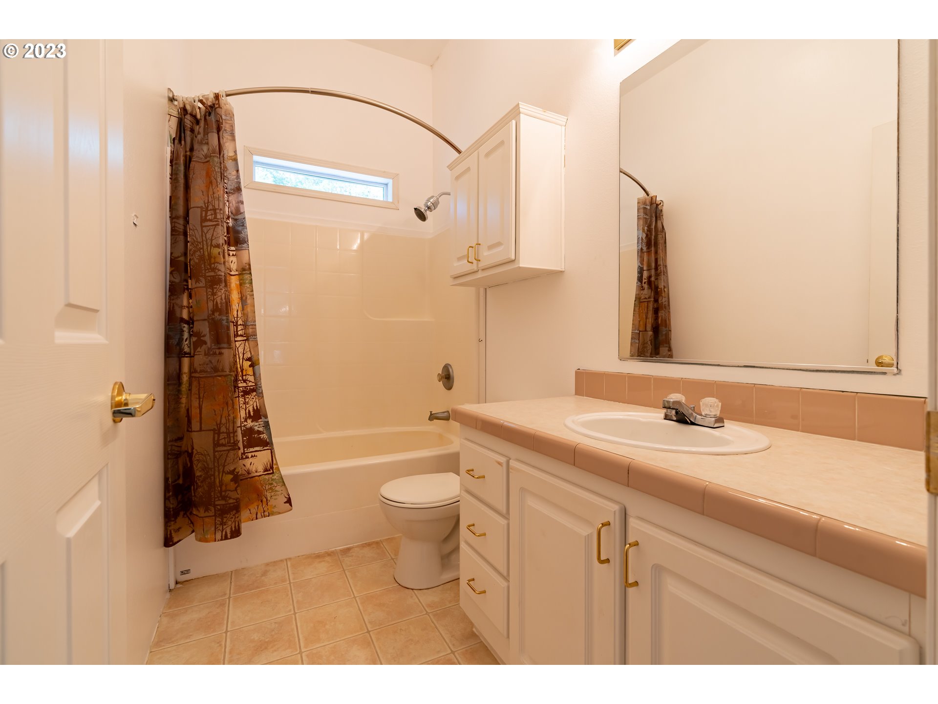60929 Highway 26 Sandy, OR 97055 - Photo 30 of 38 a bathroom with a sink a toilet and shower