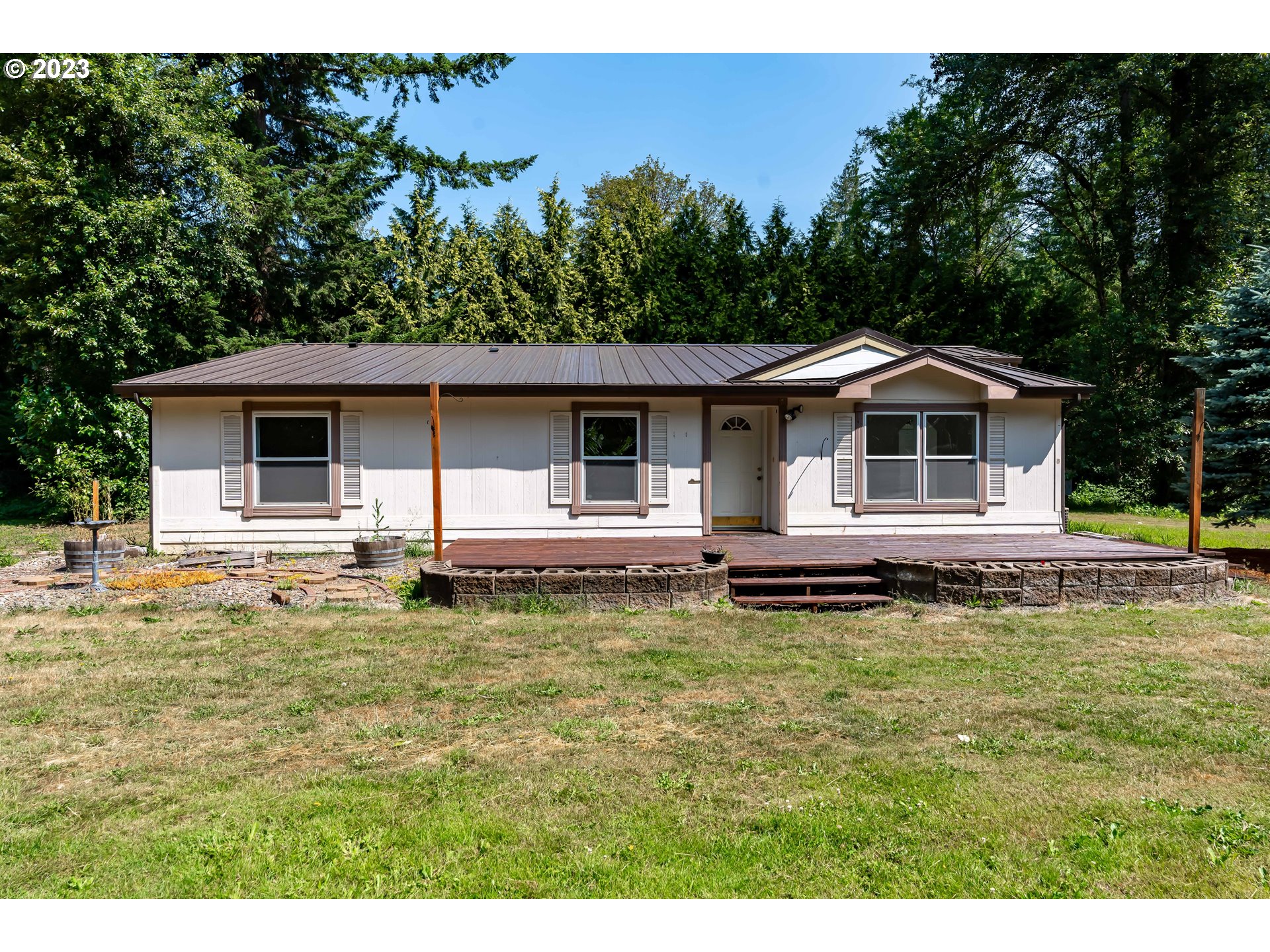60929 Highway 26 Sandy, OR 97055 - Photo 3 of 38 a front view of a house with a garden