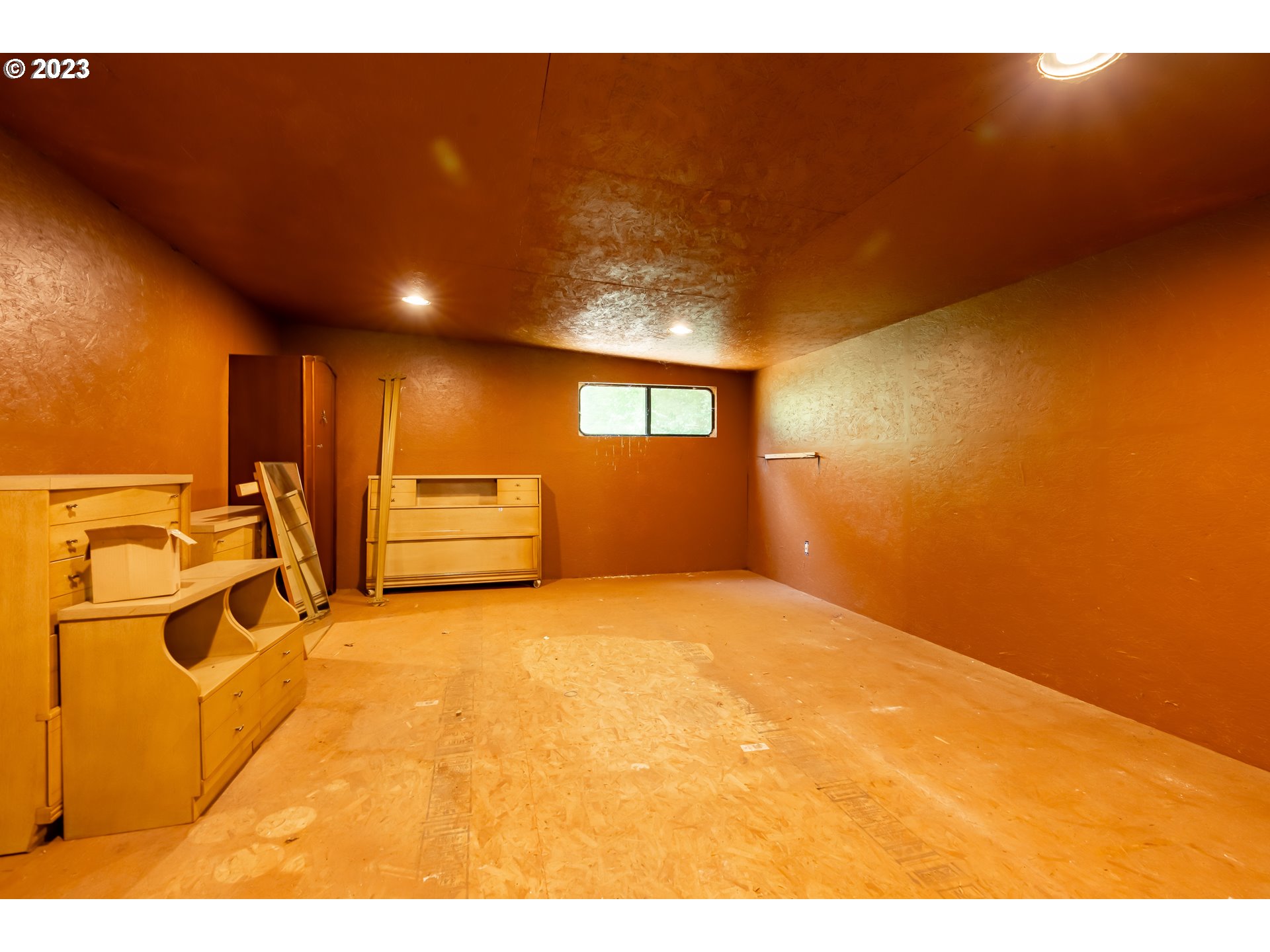 60929 Highway 26 Sandy, OR 97055 - Photo 34 of 38 a view of an empty room with a window