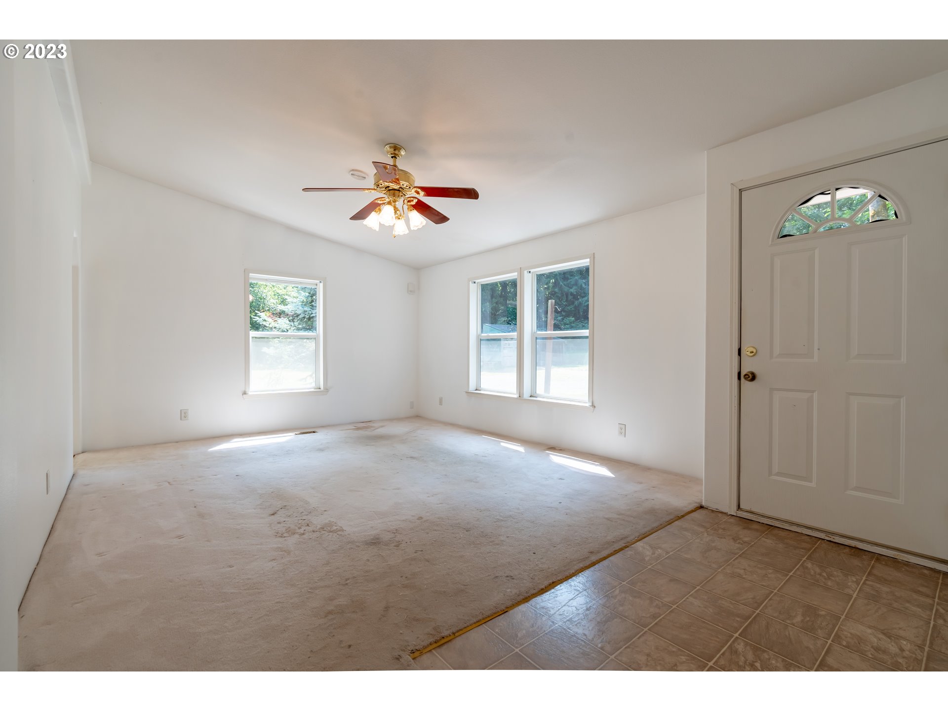 60929 Highway 26 Sandy, OR 97055 - Photo 9 of 38 a view of an empty room with a window