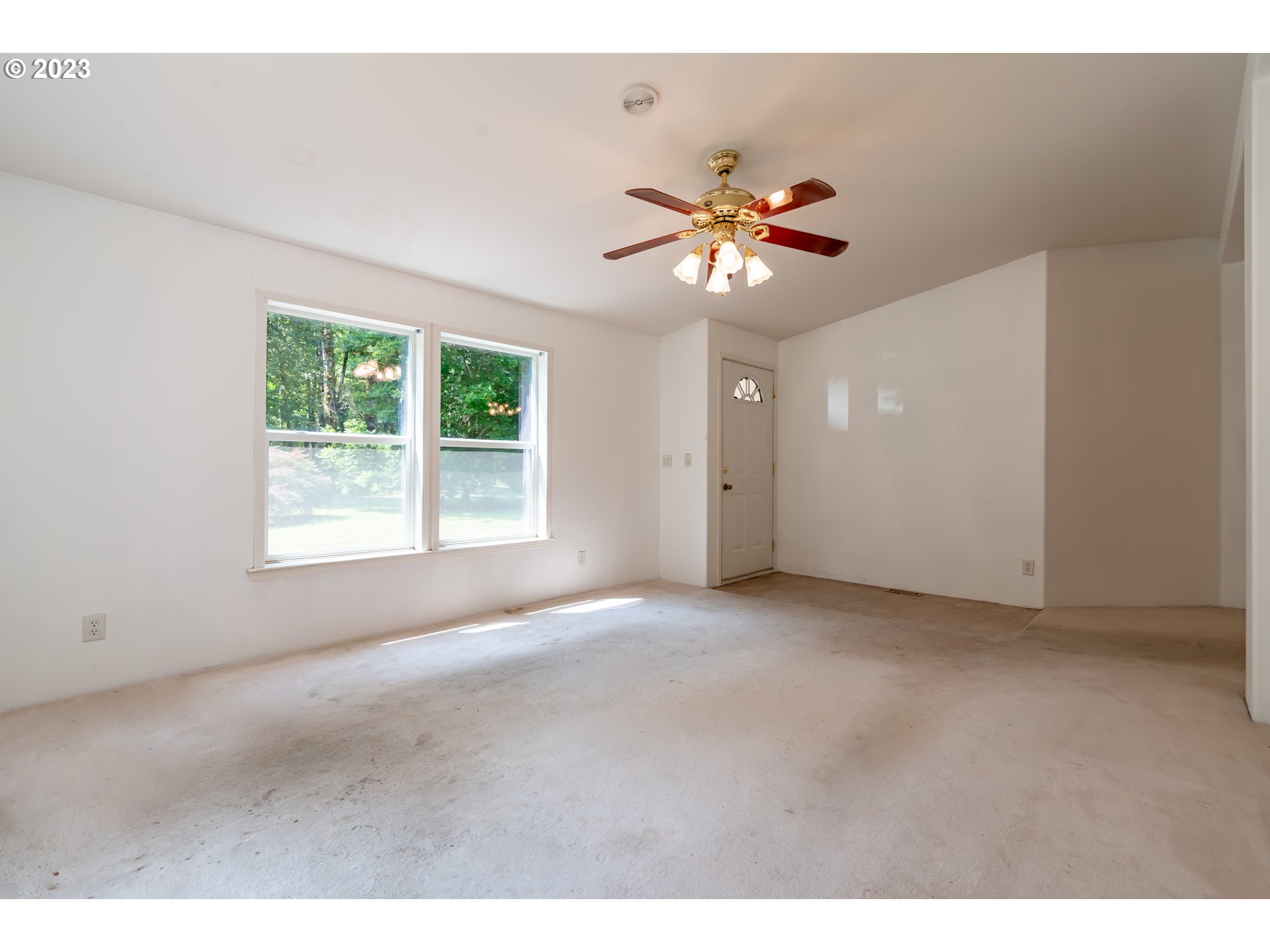 60929 Highway 26 Sandy, OR 97055 - Photo 10 of 38 a view of an empty room with a window