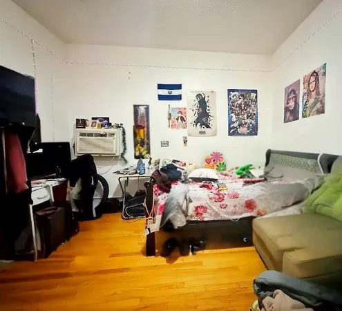 a bed room with a bed