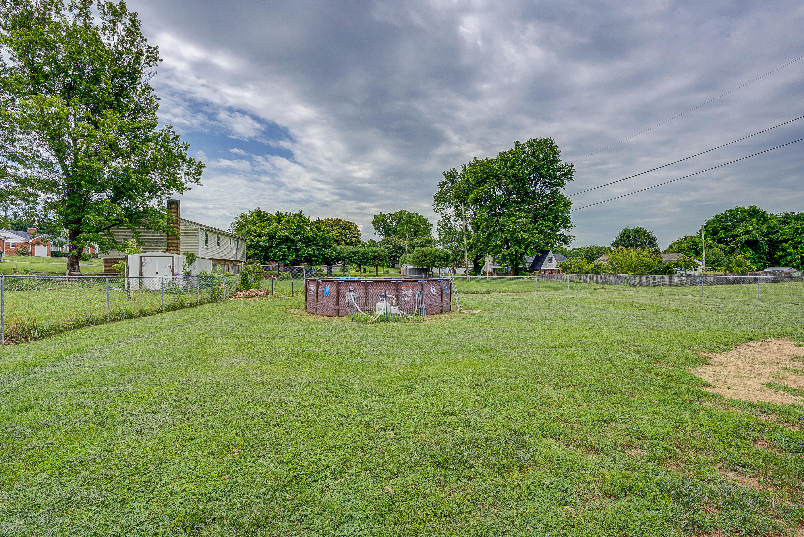 4410 Cove Road Roanoke, VA 24017 - Photo 28 of 32 a garden view