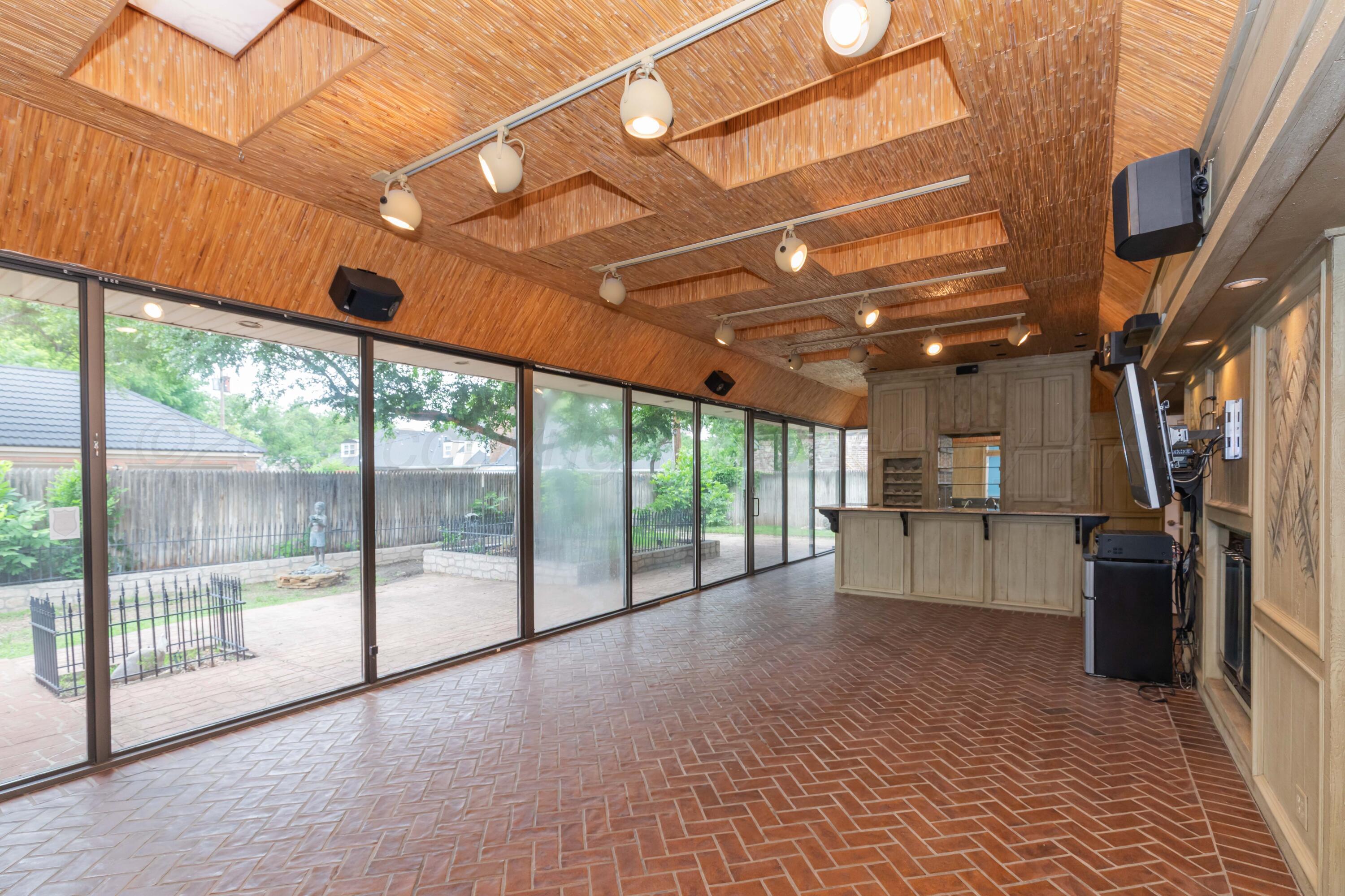 4102 Paramount Boulevard Amarillo, TX 79109 - Photo 33 of 73 SUNROOM VIEW 4