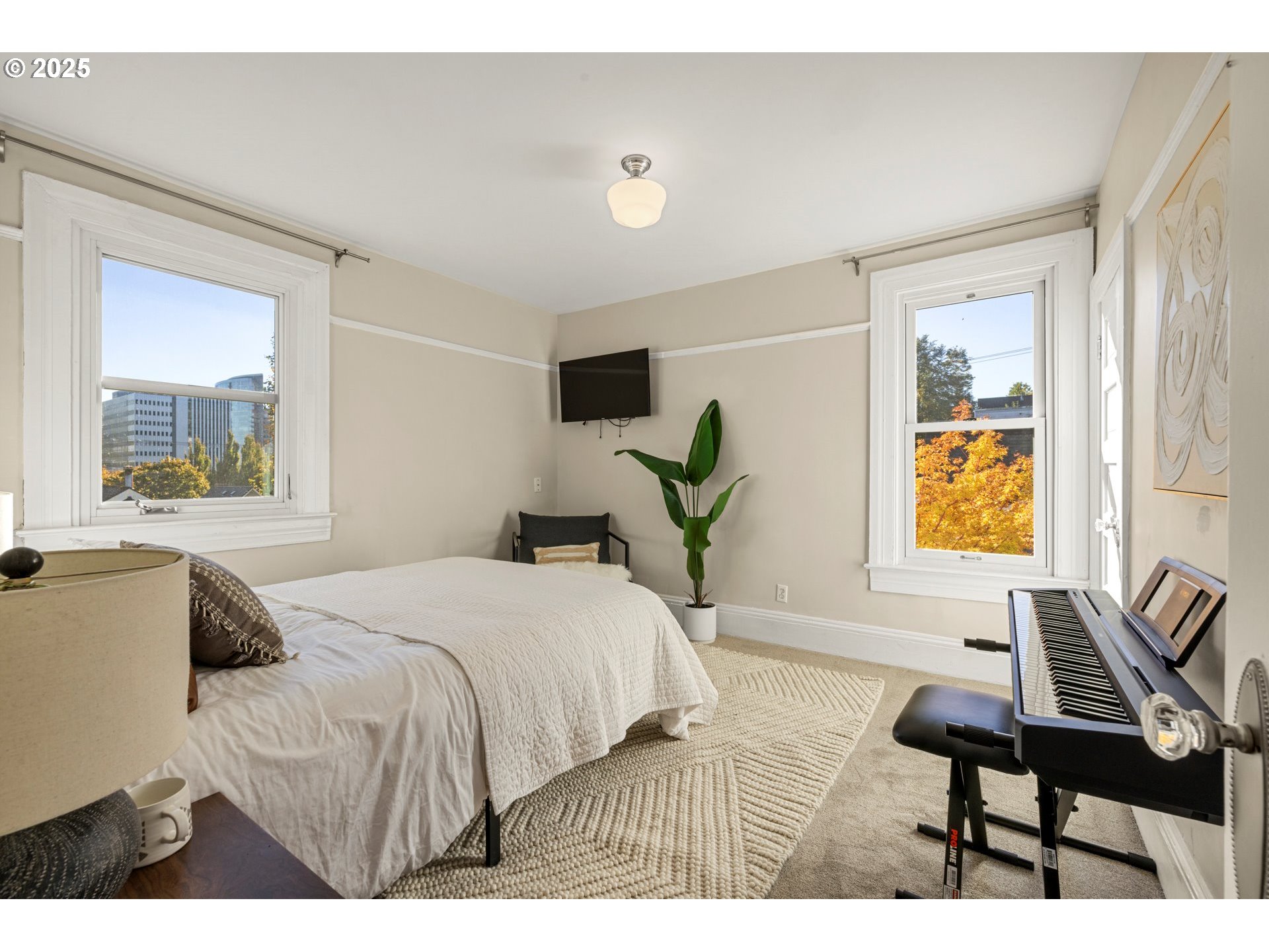 3312 South Corbett Avenue Portland, OR 97239 - Photo 33 of 48 a bedroom with a bed and windows