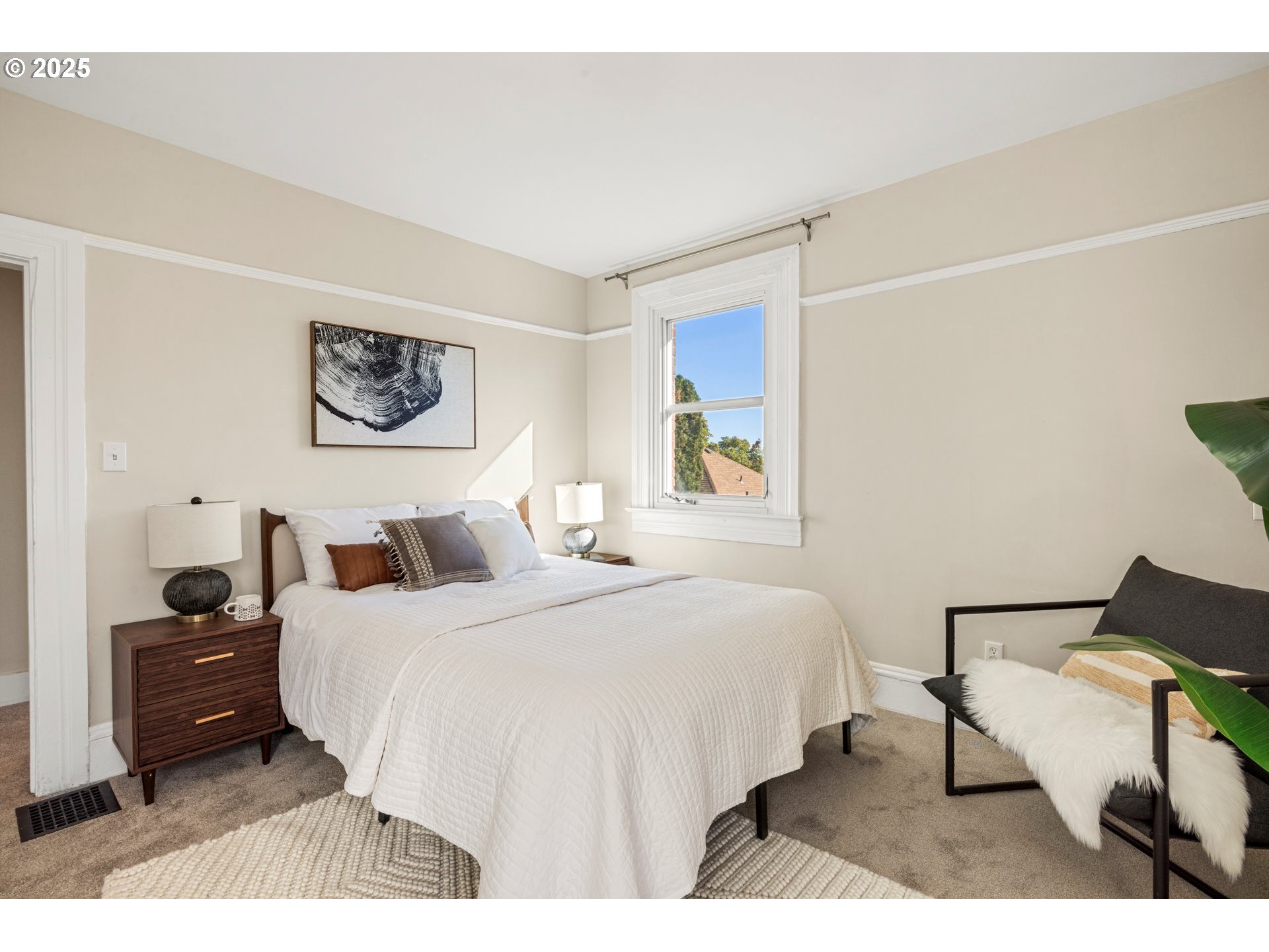 3312 South Corbett Avenue Portland, OR 97239 - Photo 34 of 48 a bedroom with a bed a couch and a window