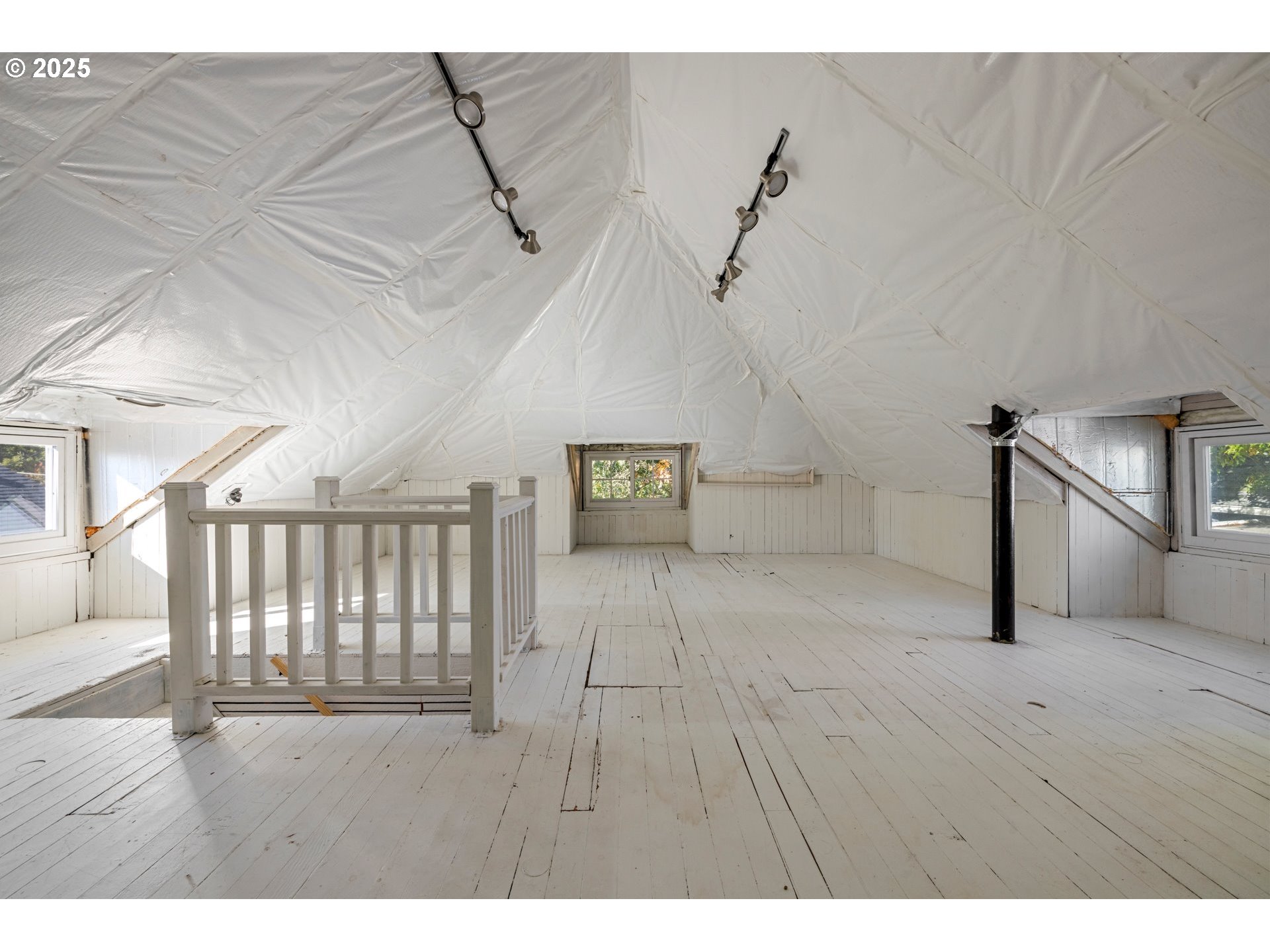 3312 South Corbett Avenue Portland, OR 97239 - Photo 36 of 48 a view of an empty room with a window