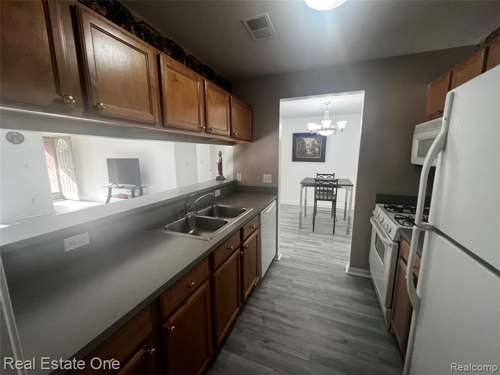20656 Dunham Road Clinton Township, MI 48038 - Photo 12 of 36
