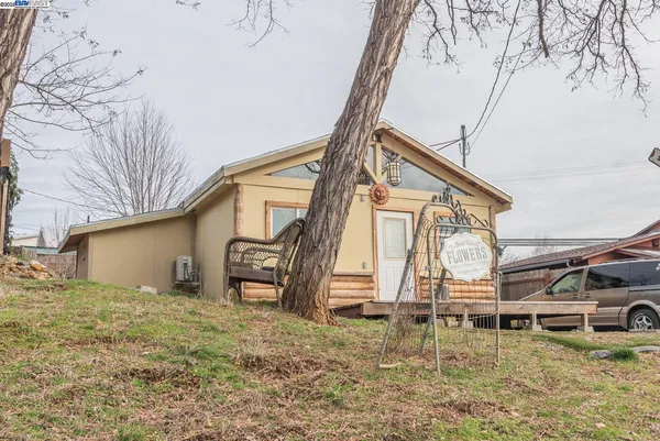 a view of a house with a yard