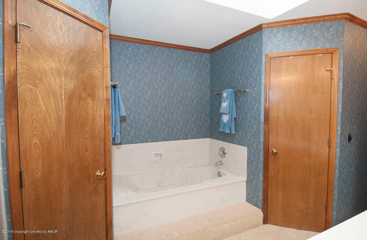 7301 Old Kent Road Amarillo, TX 79109 - Photo 19 of 33 MASTER BATH VIEW 1