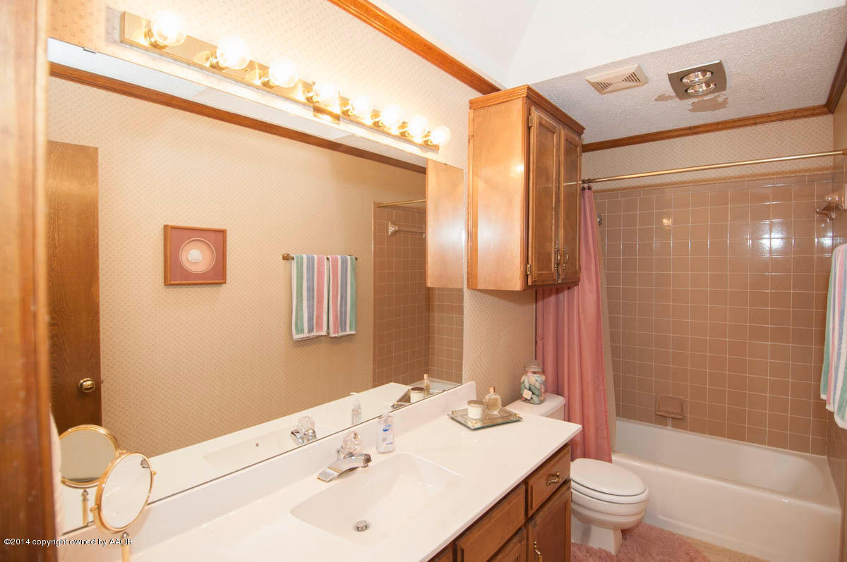 7301 Old Kent Road Amarillo, TX 79109 - Photo 24 of 33 BATHROOM 2 VIEW 1