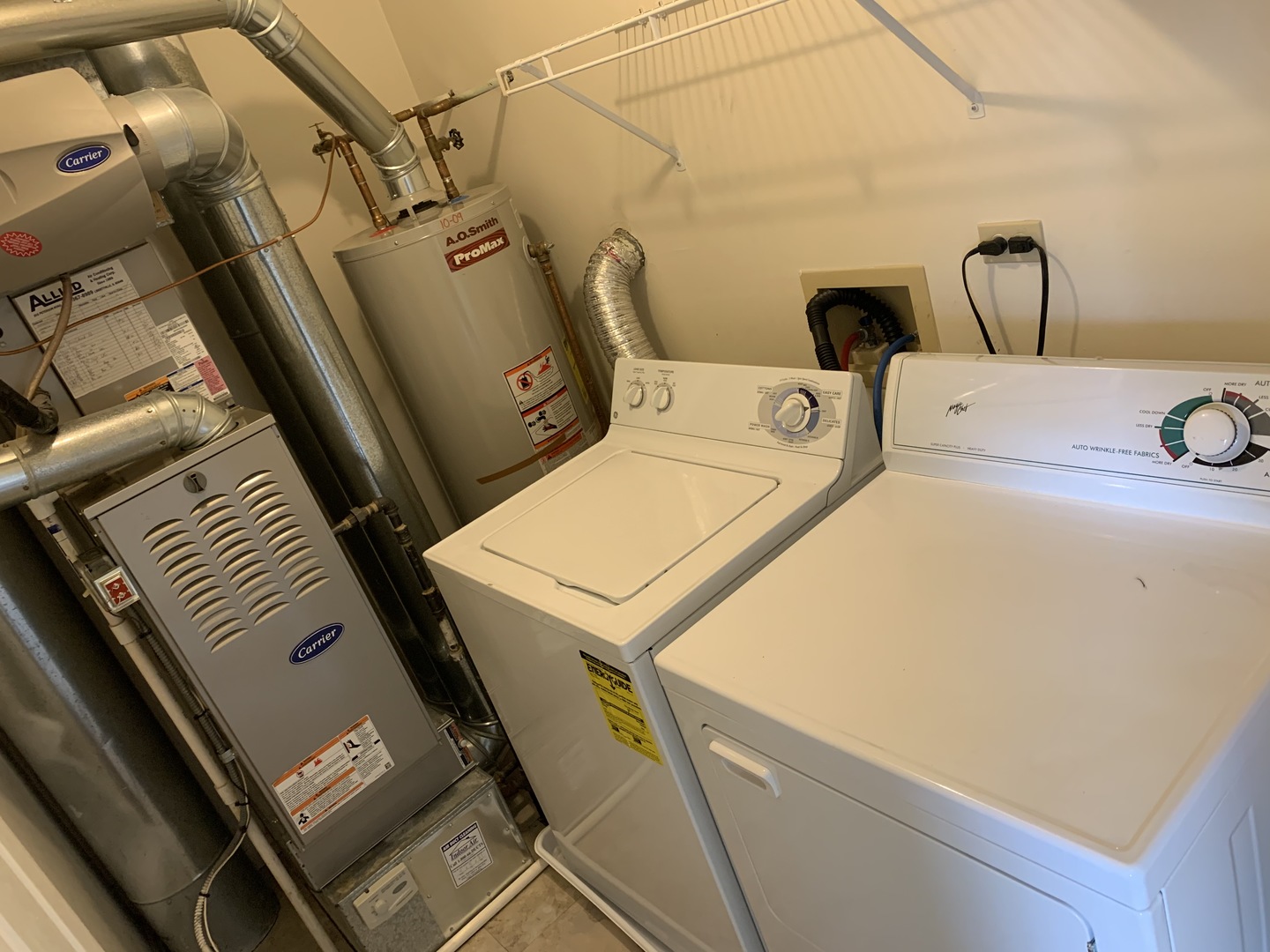17888 Braewick Road Gurnee, IL 60031 - Photo 7 of 16 a utility room with dryer and washer