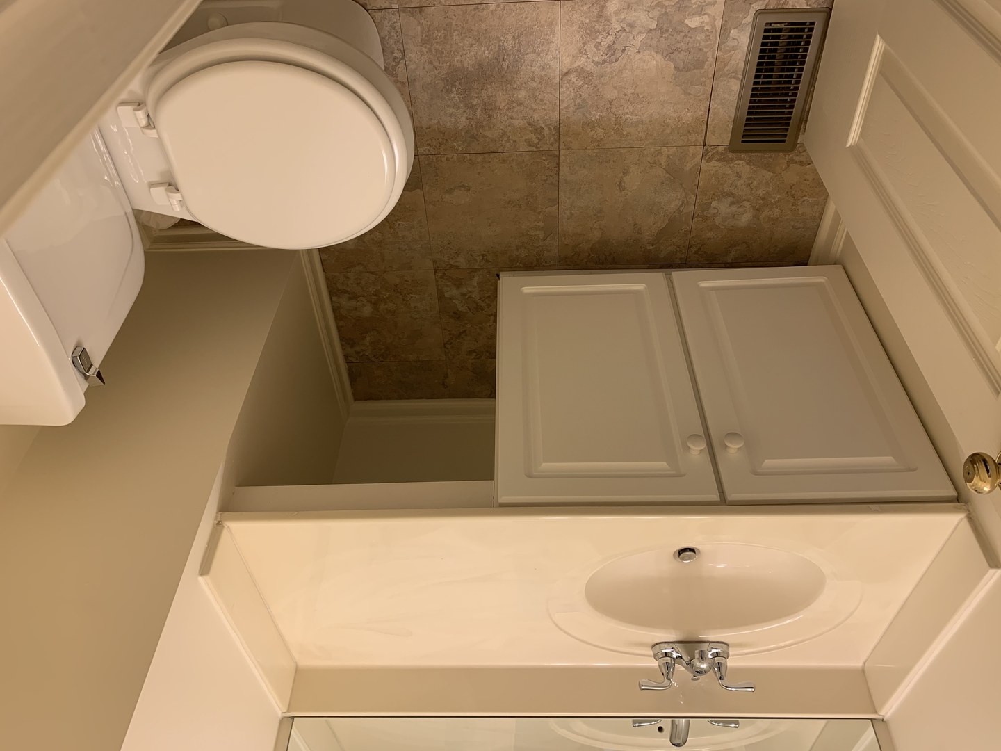 17888 Braewick Road Gurnee, IL 60031 - Photo 9 of 16 a bathroom with a mirror