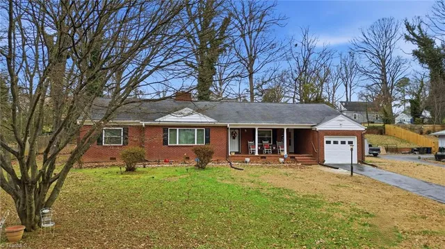 $295,000 | 422 Woodsway Drive, Lexington, NC 27292