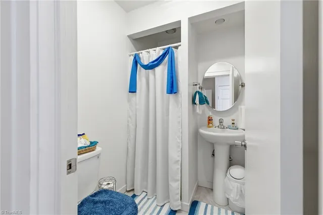 $295,000 | 422 Woodsway Drive, Lexington, NC 27292