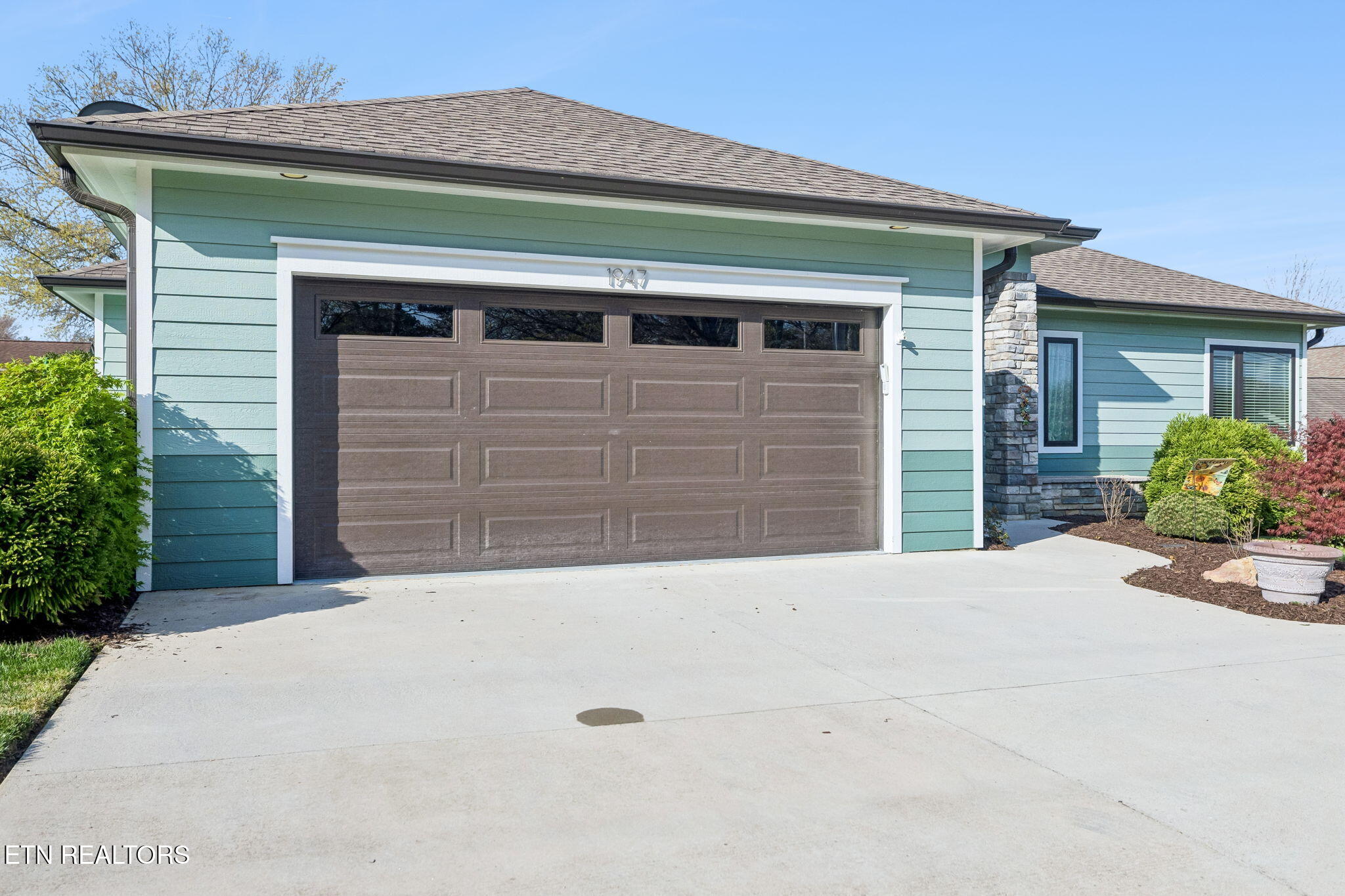 1947 Cochran Road Maryville, TN 37803 - Photo 4 of 47 2 car garage