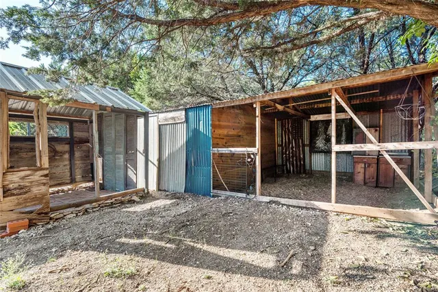 a view of a backyard