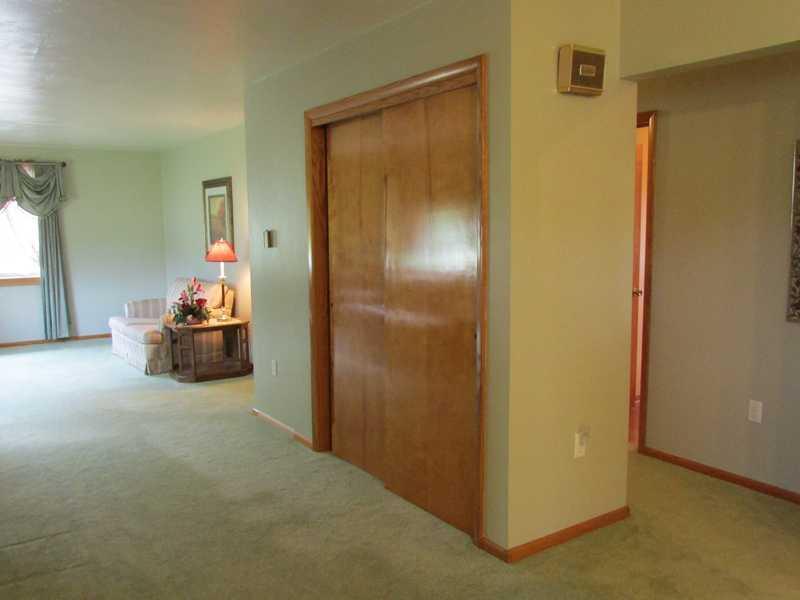711 West Old Rte 422 Butler, PA 16001 - Photo 13 of 13 Entry/Foyer.