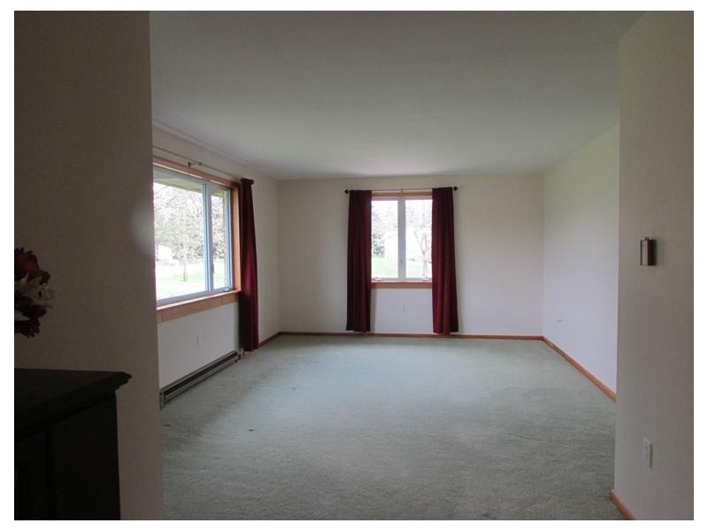 711 West Old Rte 422 Butler, PA 16001 - Photo 4 of 13 Living Room.