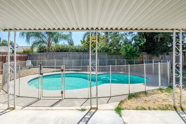 a view of a backyard