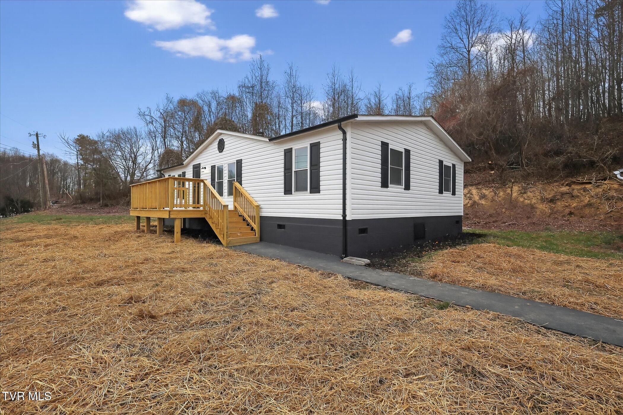 10657 Oak Grove Road Bristol, VA 24202 - Photo 6 of 46 04-10657-Oak-Grove-Rd-Bristol-VA-24202-W