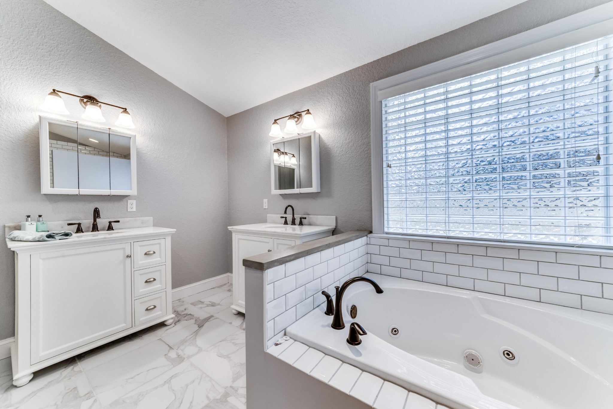 3405 Shagbark Road Powell, TN 37849 - Photo 10 of 20 a bathroom with a sink and a bathtub