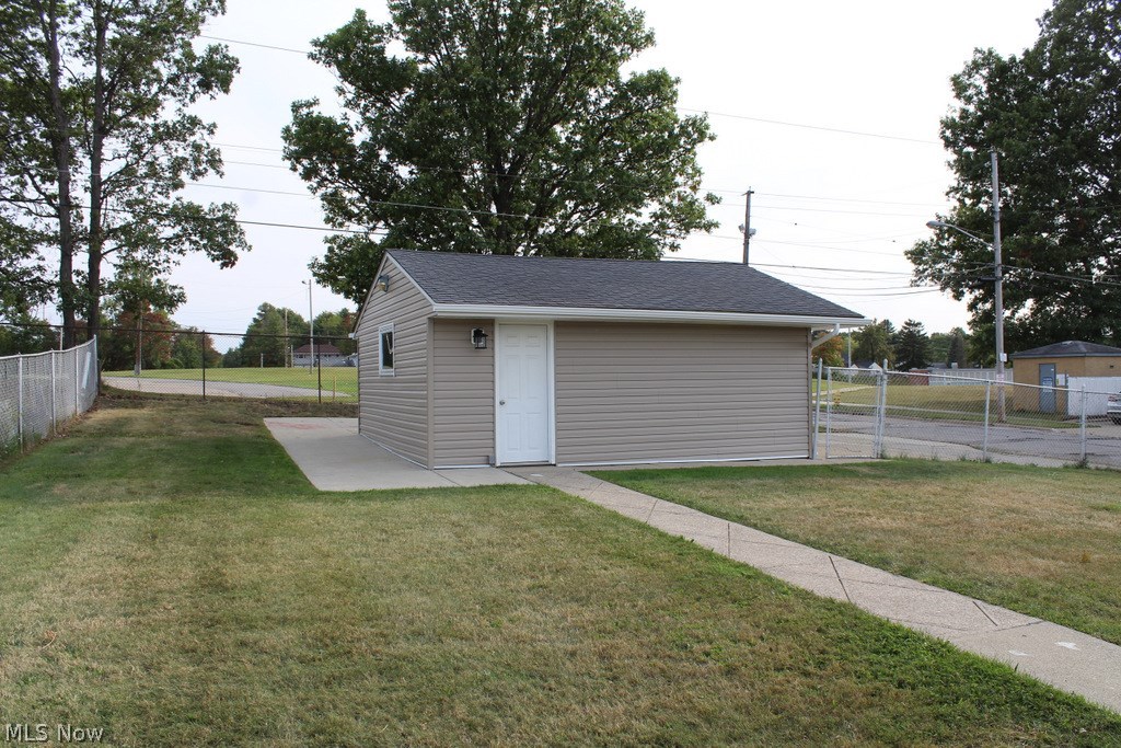 9595 Reichert Road Parma, OH 44130 - Photo 4 of 22