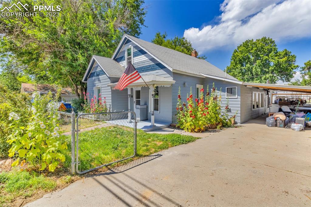1330 West 3rd Street Florence, CO 81226 - Photo 3 of 34 a front view of a house with garden