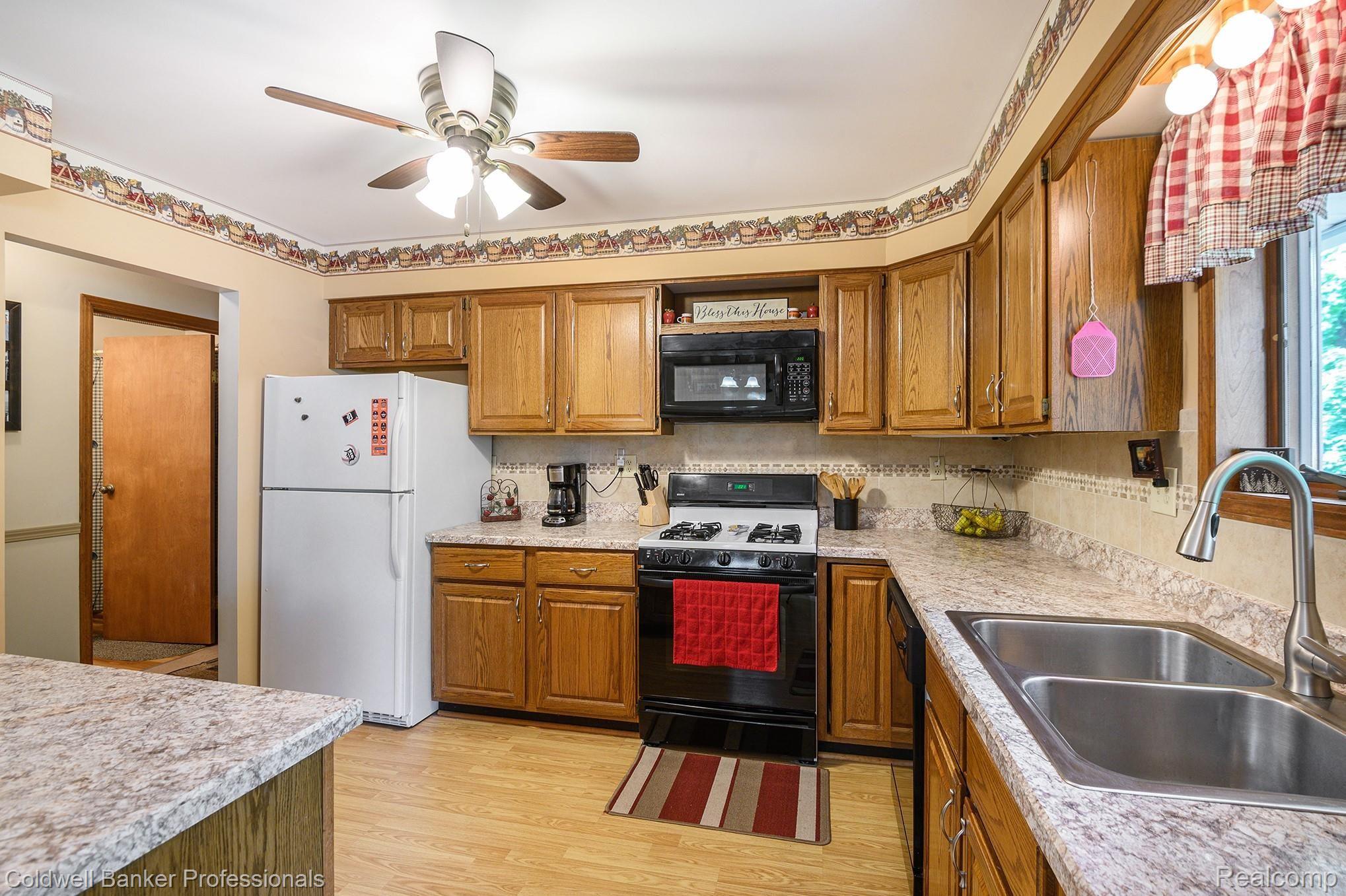 6522 East River Road Flushing, MI 48433 - Photo 15 of 29 Kitchen