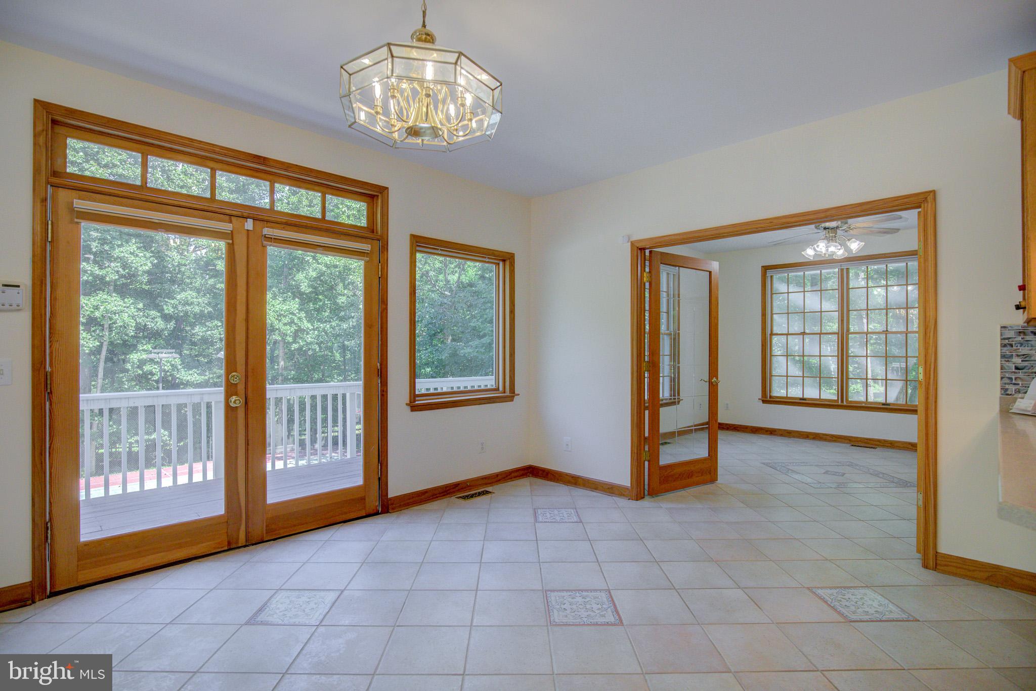 813 Blacks Hill Road Great Falls, VA 22066 - Photo 32 of 92 Light Filled Breakfast Room with view of Sunroom