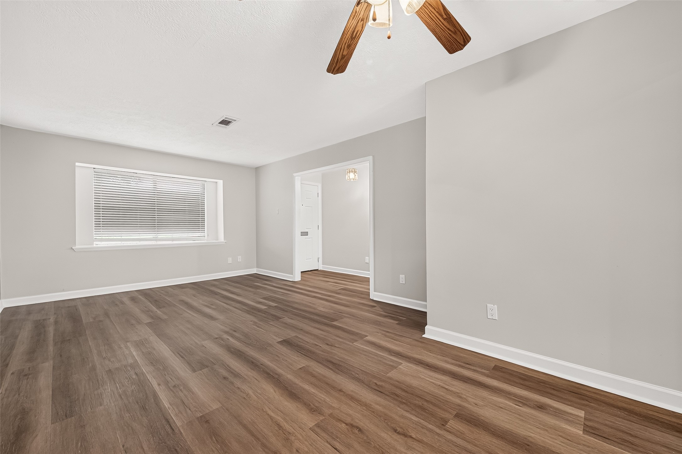 5921 Ariel Street Houston, TX 77074 - Photo 8 of 34